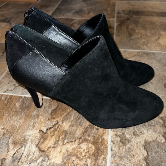 Womens Vince Camuto Vaniesha Black Suede Ankle Heeled Bootie Size 9M/39 - Picture 2 of 14